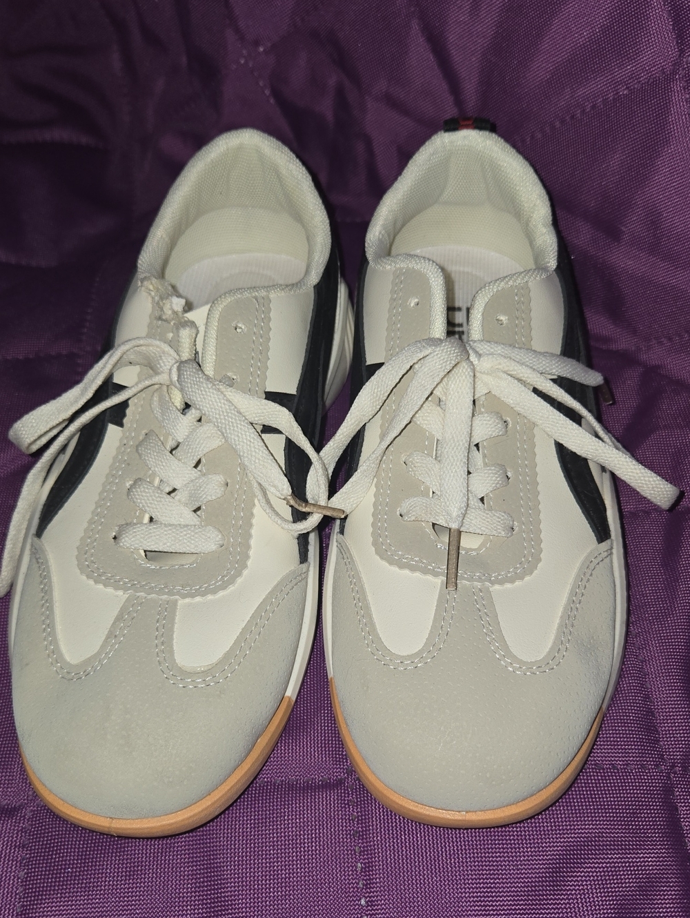 De Florance Women’s Casual Lace-Up Sneakers in White and Black